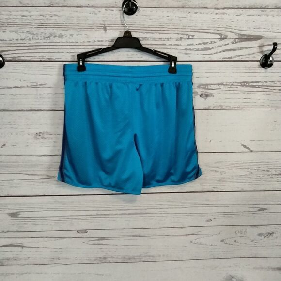 "Nike better world .com" woman's shorts - Picture 3 of 8